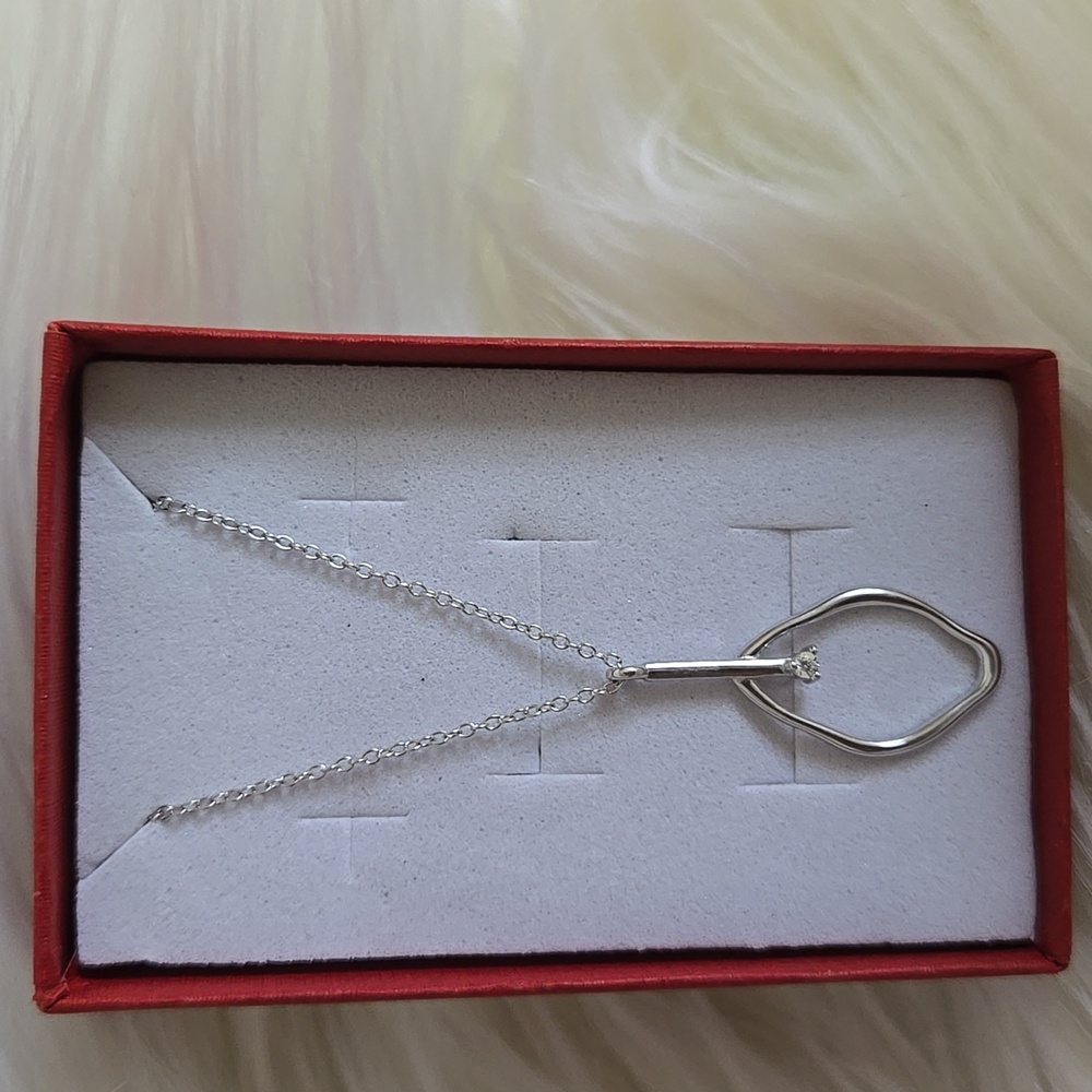 New Elegant 925 Sterling Silver Annie Necklace with a Crystal
